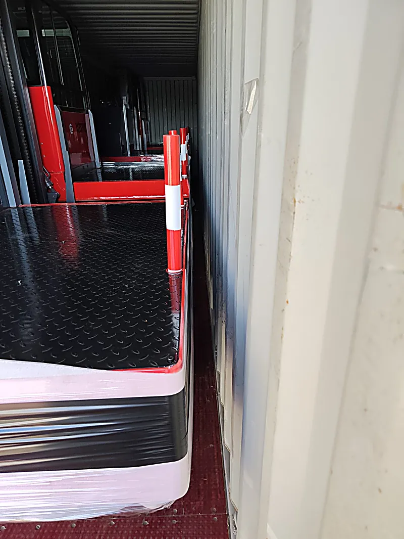 Otvaranje kontejnera sa viljuškarima