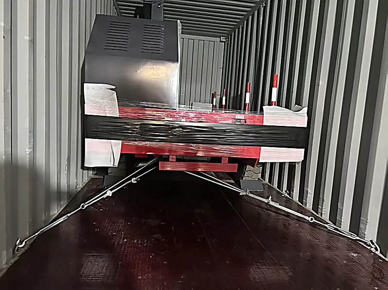 Bočni viljuškar utovaren u kontejner