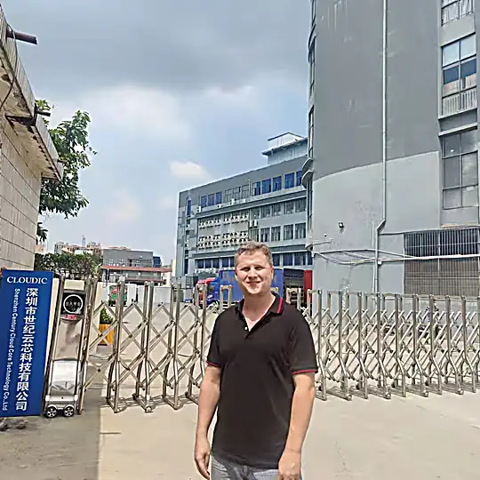 Josip ispred ulaza u kinesku fabriku tokom posete i verifikacije dobavljača u procesu uvoza